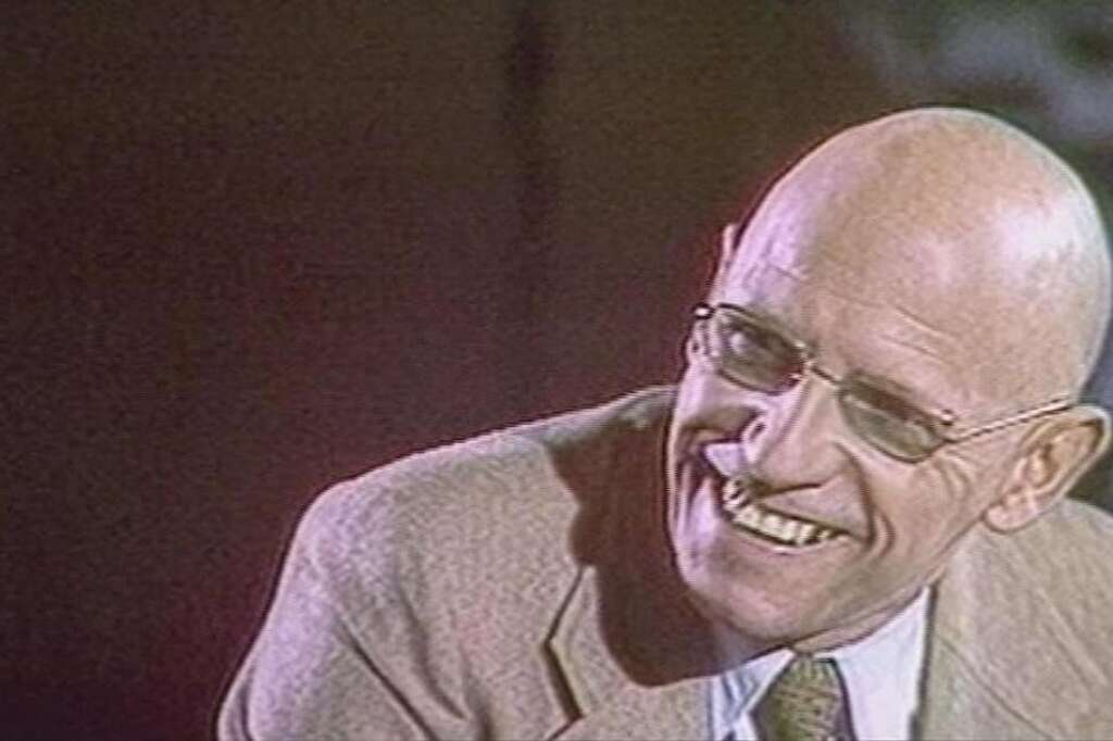1984: Mort de Michel Foucault, création d'Aides - Très vite on se rend compte que d'autres populations que les homosexuels mâles sont atteintes. Notamment, les toxicos. Mais aussi les messieurs et madames Tout Le Monde.  Le sida est une maladie honteuse dont on ne parle pas. Les médecins ont même la recommandation de ne pas prévenir leurs patients. C'est ainsi que Michel Foucault décède sans savoir qu'il était atteint de la maladie.  En 1984, on n'a pas non plus le droit de faire de la pub pour les préservatifs.  De là naît <a href="http://www.aides.org/" target="_blank">l'association Aides</a>. Daniel Defert en est le fondateur. Ils font la tournée des bars pour distribuer des capotes, devant l'incapacité du gouvernement à déterminer une politique de prévention.