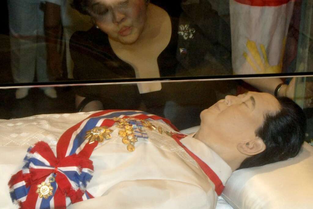 Ferdinand Marcos (1917-1989) - Le dictateur philippin, déchu en 1986 et exilé à Hawaï (Etats-Unis) avec son épouse Imelda, est embaumé à sa mort le 28 septembre 1989. Son corps est exposé dans un cercueil de verre sur les terres familiales à Hawaï.