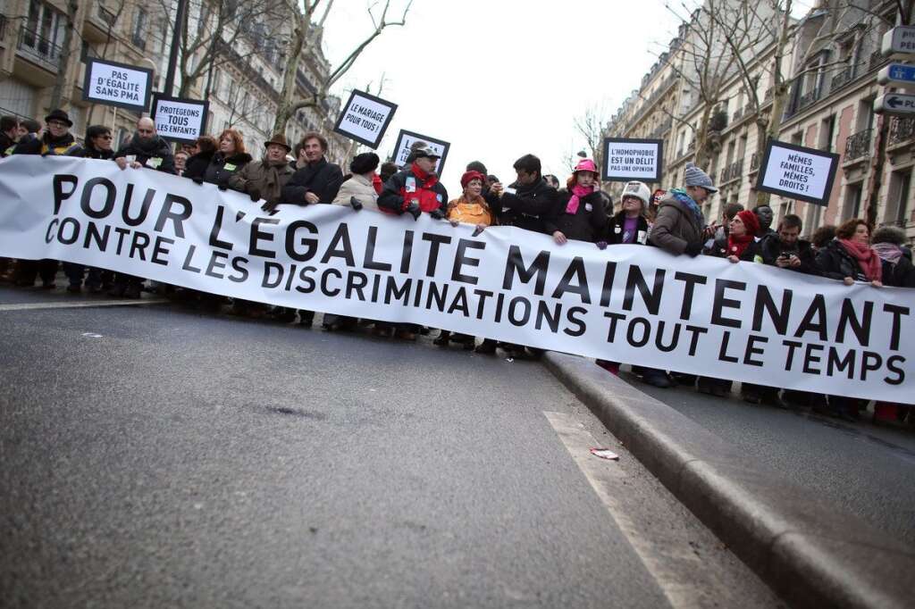 27 janvier 2013: les pro mariage gay à Paris - Jusqu'à 125.000 personnes défilent sous le soleil à Paris pour le mariage gay: une riposte à la grande Manif pour tous du 13 janvier dernier.  <strong>A RELIRE:</strong> <a href="http://www.huffingtonpost.fr/2013/01/27/manifestation-pro-mariage-meilleurs-slogan-defile_n_2561627.html#slide=more277092" target="_blank">Les meilleurs slogans pro mariage gay</a>