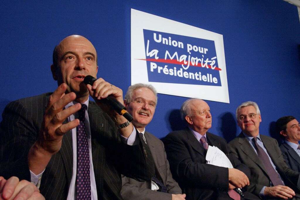 23 avril 2002: l'union des chiraquiens - Au surlendemain du "coup de tonnerre" du premier tour de la présidentielle 2002, les chiraquiens menés par Alain Juppé lancent "un grand parti de droite et de centre-droit", l'UMP (Union pour une majorité présidentielle). Objectif: fédérer les gaullistes, libéraux et démocrates-chrétiens qui ont soutenu la campagne de Jacques Chirac.