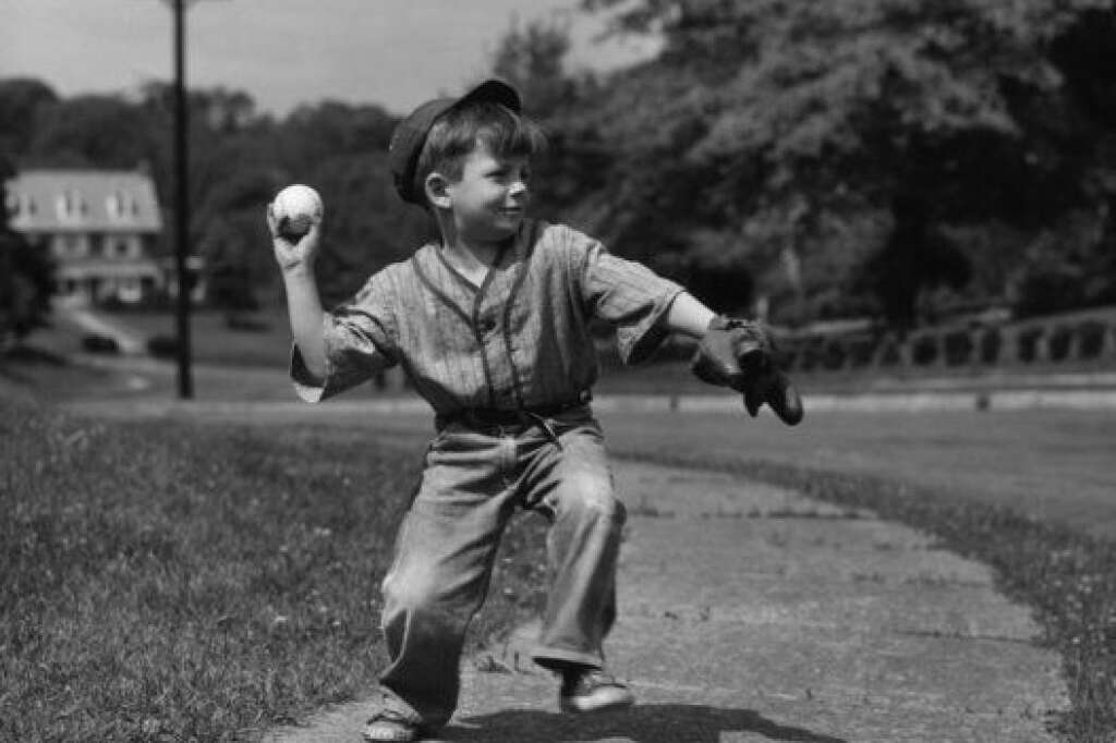 - Environ 1955: Le baseball et tout l'équipement qui vient avec.  (Photo par Lambert/Getty Images)