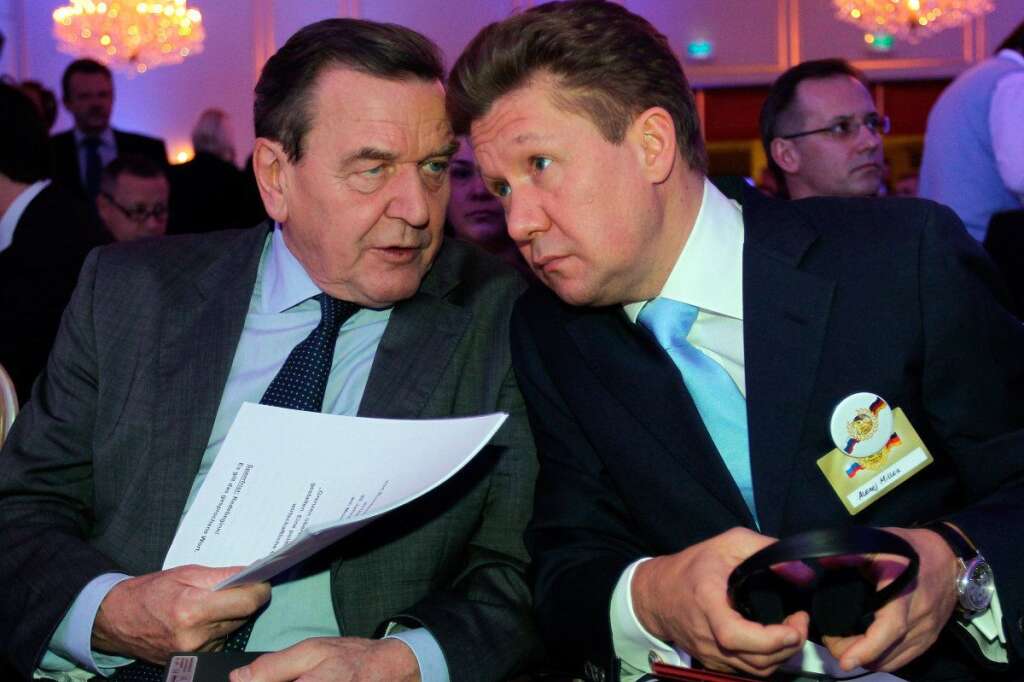 Gerhard Schroder, l'homme de Gazprom - Sans craindre de tomber dans le conflit d'intérêt, l'ancien chancelier allemand s'est tout de suite reconverti dans le privé après sa défaite aux législatives de 2005. L'année suivante, il prend la tête du conseil de surveillance de la North European Gas Company, filiale du groupe russe Gazprom. Il deviendra par la suite président de la filiale Nord Stream AG, chargée de construire un pipeline entre la Russie et l'Allemagne, décision validée sous son mandat.