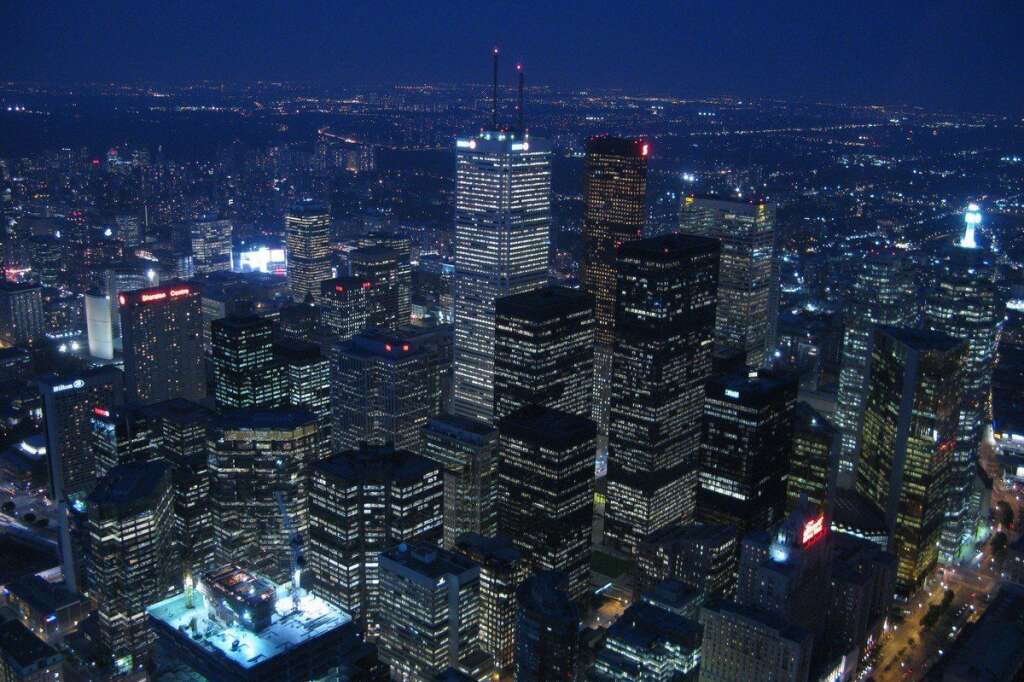 1. L’ambiance des grandes villes - <a href="http://www.monnuage.fr/photos/point-d-interet/842631/616588" target="_blank">Toronto, Montréal, Vancouver ou encore Ottaw</a>a font partie des incontournables lors d’un voyage au Canada. Pour prendre de la hauteur, rendez-vous au sommet de la CN Tower de Toronto, ou baladez-vous au Mont Royal de Montréal pour avoir une vue imprenable sur la ville. De nombreux bars et coffee shops à tester, avec le fameux ice-wine et la bière artisanale dans un vrai country bar.