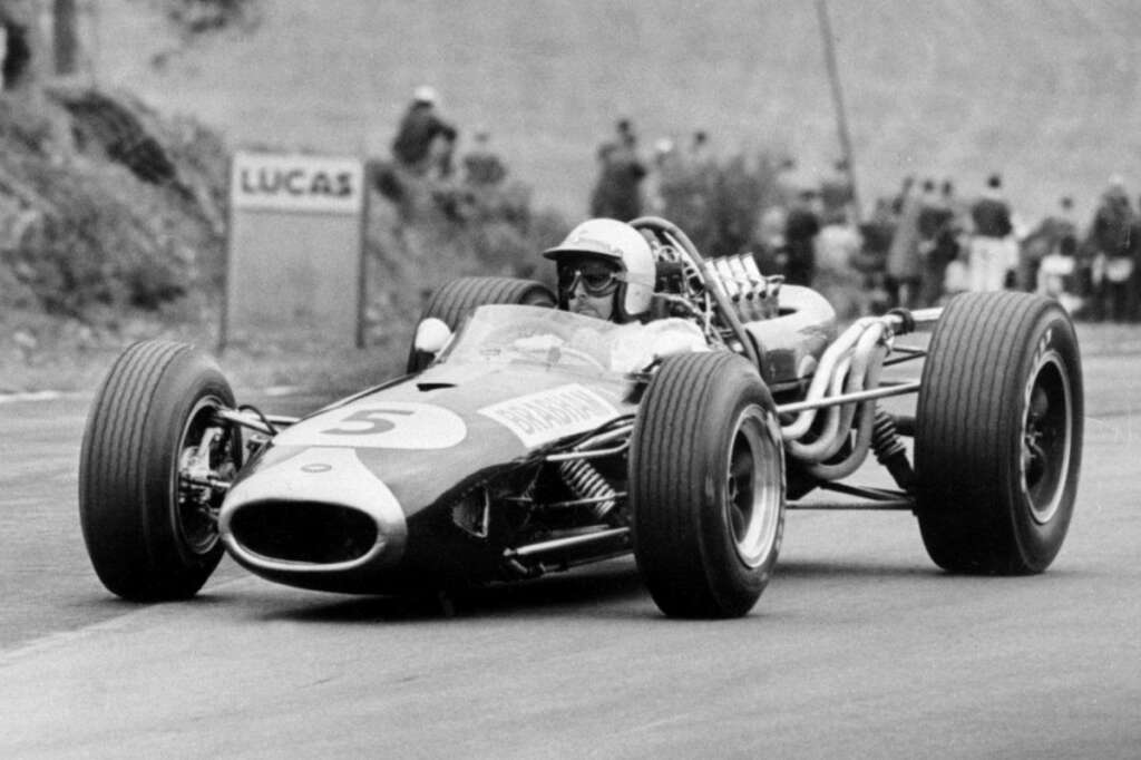 19 mai - Jack Brabham - L'ancien pilote australien décédé à l'âge de 88 ans <a href="http://www.huffingtonpost.fr/2014/05/19/jack-brabham-piplote-formule-1-mort_n_5349666.html" target="_blank">appartenait à la légende de la F1</a> : trois fois champion du monde, constructeur génial et formidable mécanicien, il n'avait pas hésité à pousser à la main sa voiture pour terminer un Grand Prix en 1959 et remporter le titre. Il est le seul à avoir avoir été couronné au volant d'une voiture conçue par ses soins. Il est aussi le premier pilote anobli pour services rendus à la course automobile.