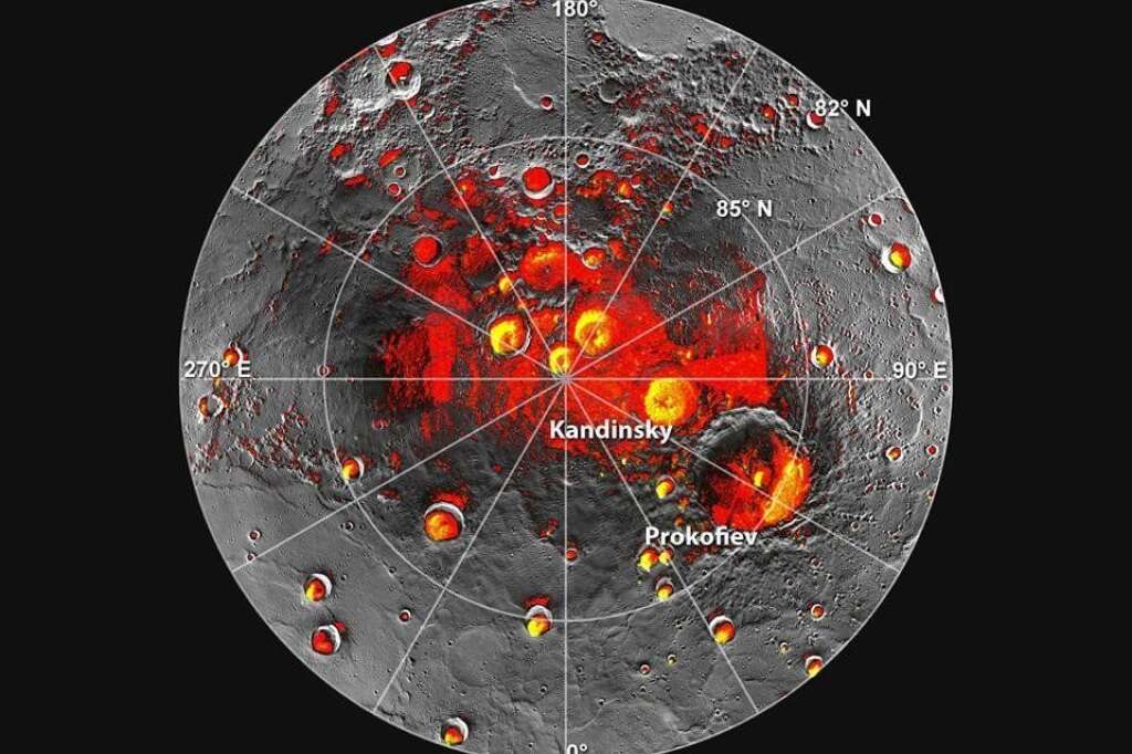 Le pôle nord de Mercure vu par Messenger - En rouge dans cette image acquise par Messenger, les zones du pôle nord qui sont à l'ombre du soleil. En jaune, les zones identifiées par l'observatoire terrestre (image 1) comme pouvant possiblement abriter de l'eau sous forme de glace. En superposant ces deux images, on voit bien que les zones identifiées par l'observatoire d'Arecibo sont bien situées à l'ombre. Le soleil ne les éclaire jamais, il peut donc y faire suffisamment froid pour que de la glace s'y trouve.