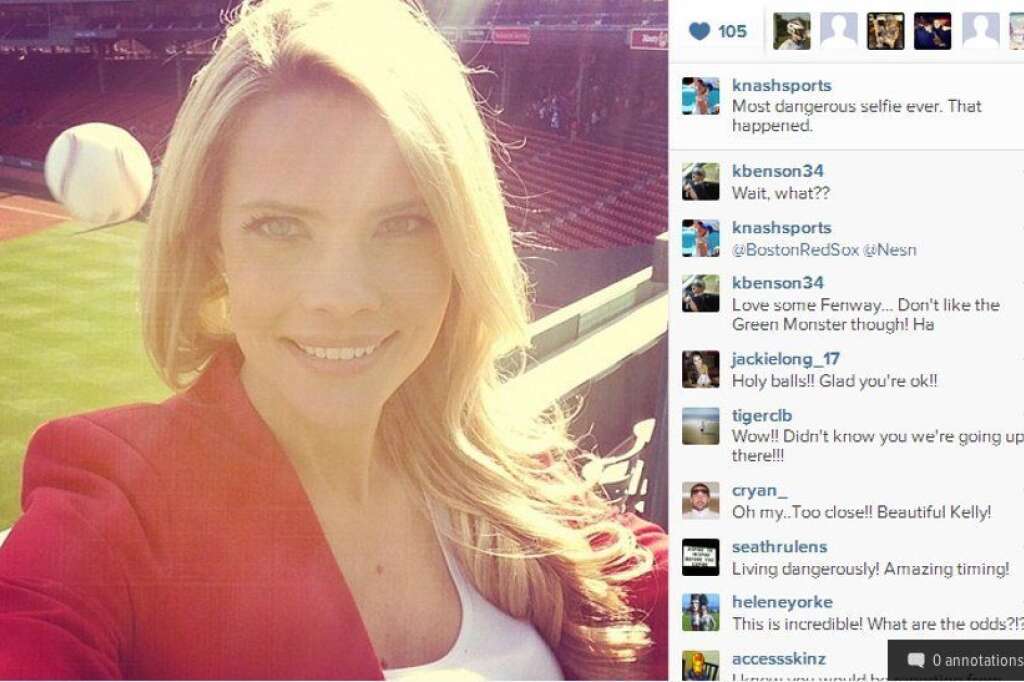 Le selfie le plus dangereux - Une photo prise par Kelly Nash, reporter pour Fox Sun Sports, durant un match des Astros-Red Sox en avril 2013.