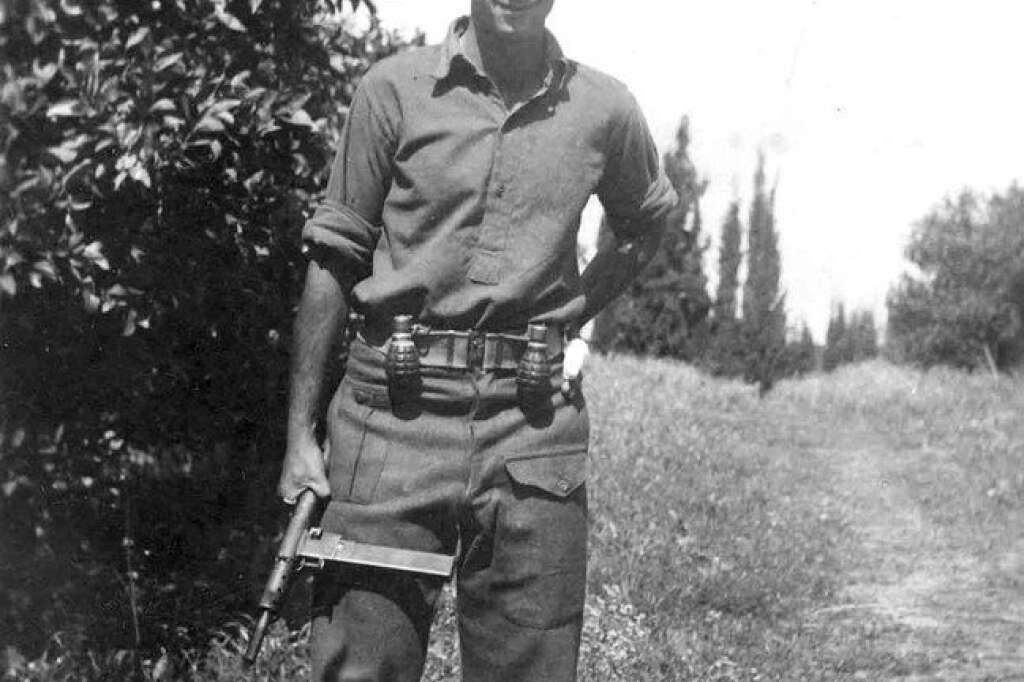 1948 - Ariel Sharon s'engage dans la Haganah, armée clandestine des juifs de Palestine, à 17 ans en 1945.