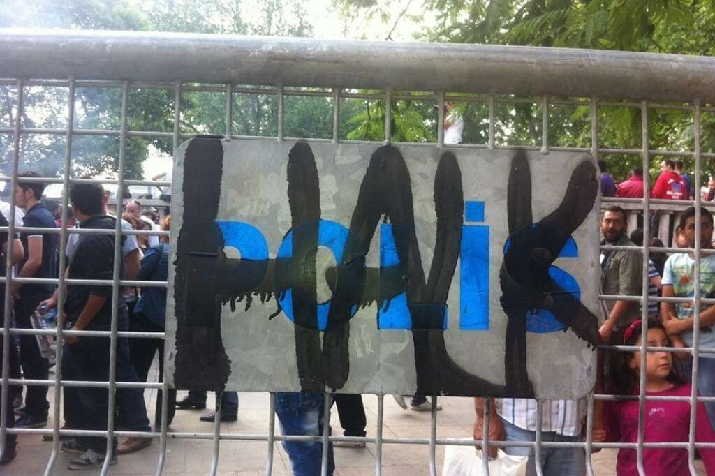 Graffiti sur une plaque "Police" - "Halk" veut dire Peuple en turc.