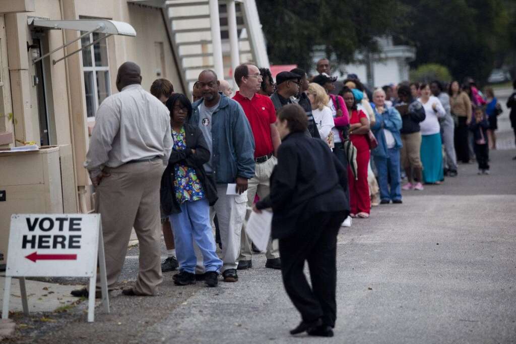 U.S. Citizens Head To The Polls To Vote In Presidential Election - ST. PETERSBURG, FL -  NOVEMBER 6:  Lines of voters wait to cast their ballots as the polls open on November 6, 2012 in St. Petersburg, Florida. The swing state of Florida is recognised to be a hotly contested battleground that offers 29 electoral votes, as recent polls predict that the race between U.S. President Barack Obama and Republican presidential candidate Mitt Romney remains tight.  (Photo by Edward Linsmier/Getty Images)