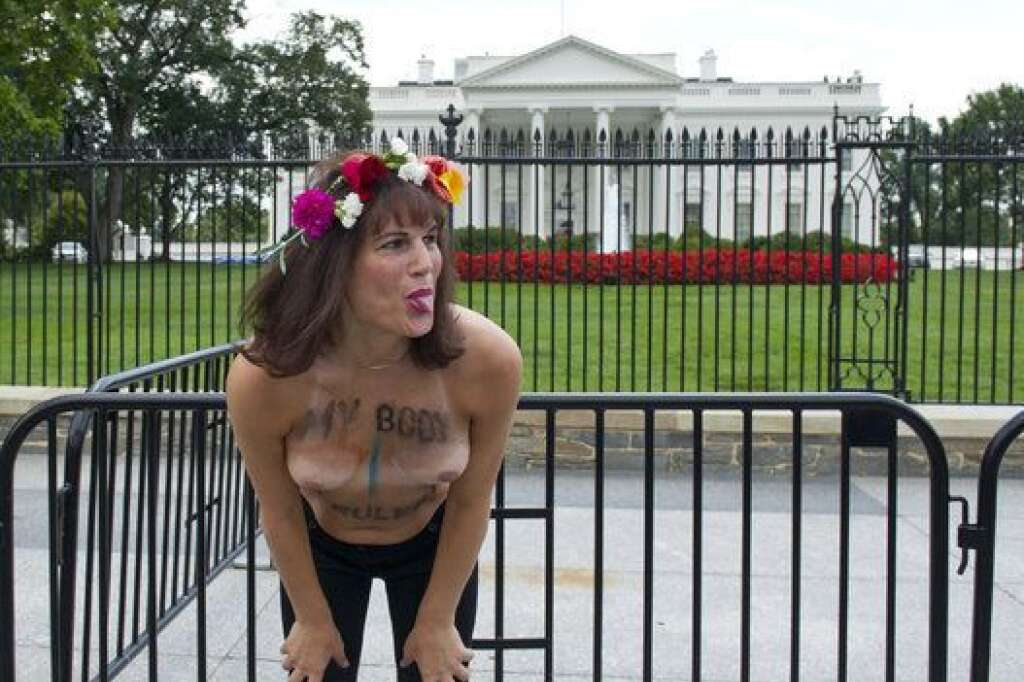 Washington DC - Une militante du GoTopless Day devant la Maison Blanche