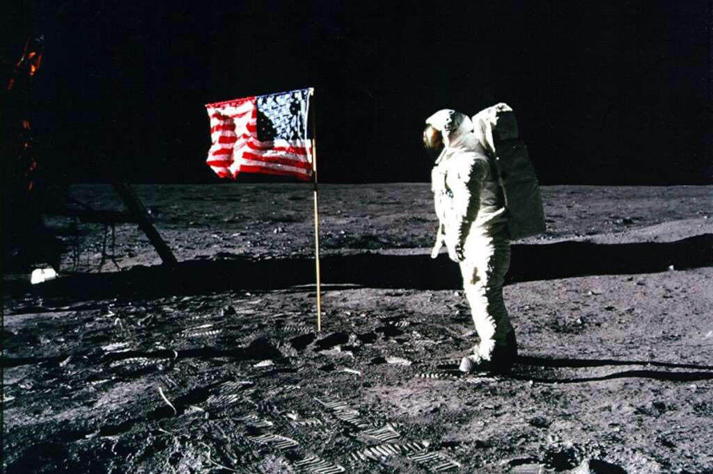 Neil Armstrong, le 20 juillet 1969 - Une autre vue de l'astronaute devant le drapeau américain.