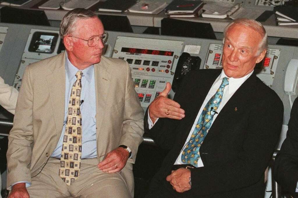 Neil Armstrong, le 16 juillet 1999 - Neil Armstrong et Edwin (Buzz) Aldrin répondent à des journalistes dans une réplique de la salle de contrôle d'Apollo 11, trente ans jour pour jour après le lancement de la navette.