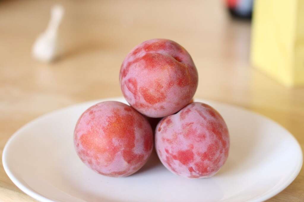 La "pêchabripru" (?) - En anglais, on l'appelle "peacotum". "Peacotum" pour pêche ("peach"), abricot ("apricot") et prune ("plum"), car ce fruit est le résultat d'une triple hybridation.  Voici donc un fruit rare qui a la texture de la pêche et un gout mielleux. Ce fruit n'ayant pas de nom officiel en français, nous attendons vos suggestions!