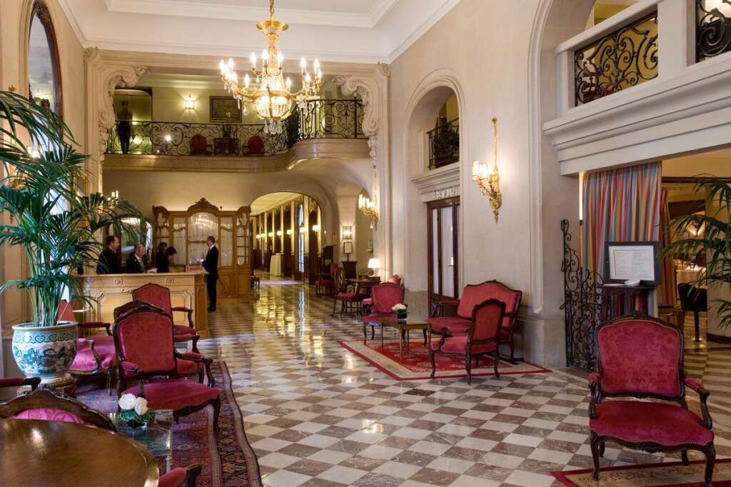 10. Hotel Regina (Paris, Film: La mémoire dans la peau) - Le Hall d'entrée