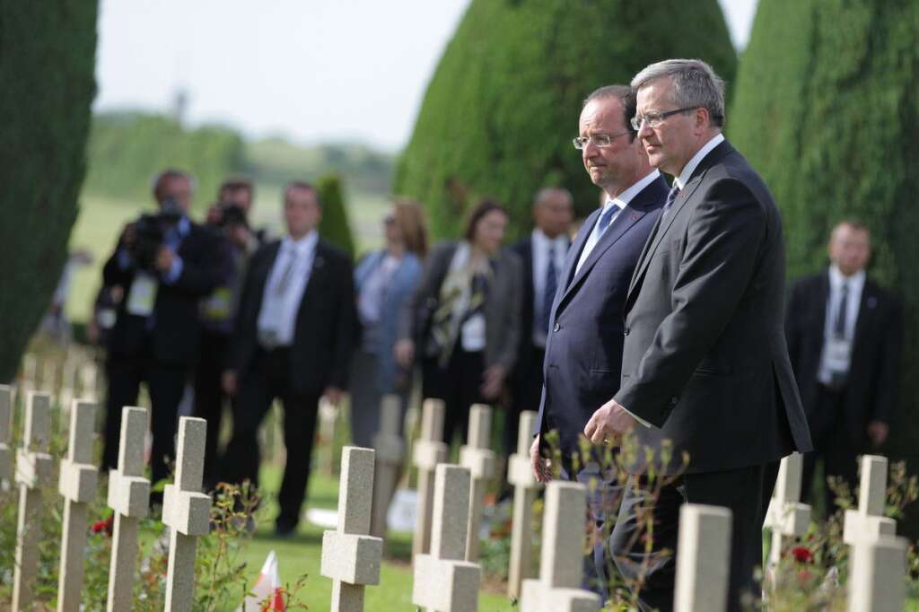 - François Hollande et le président de Pologne Bronislav Komorowski se rendent hommage aux soldats polonais au cimetière d'Urville-Langannerie.