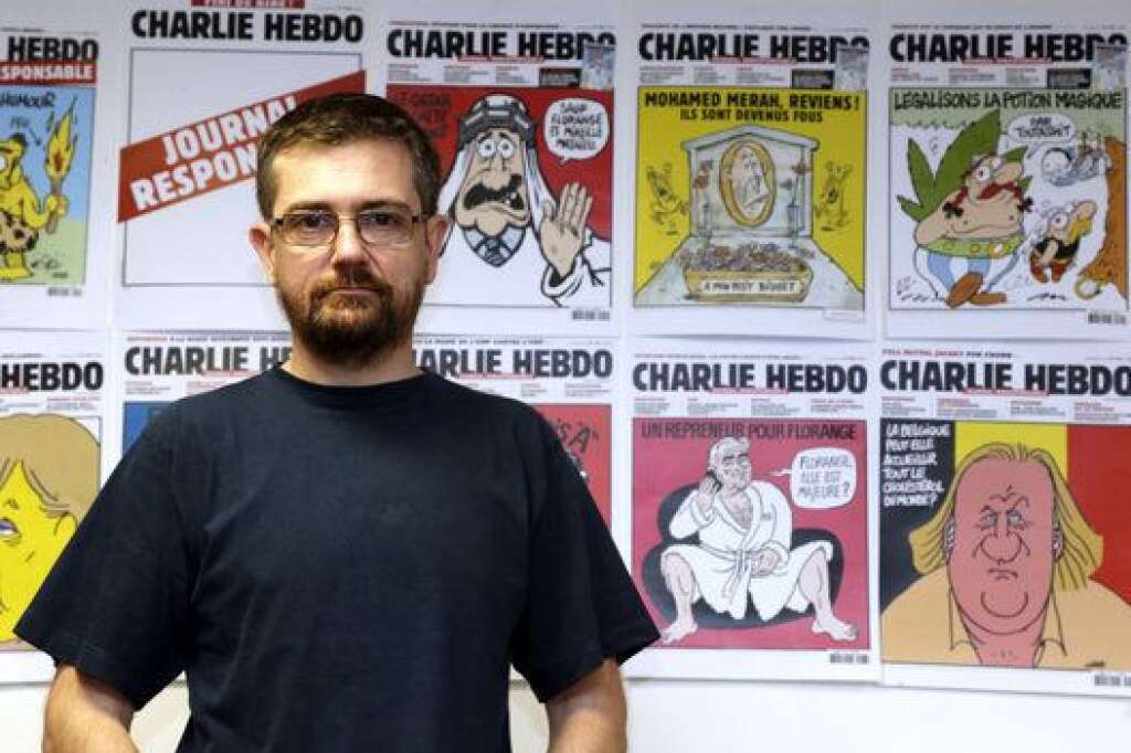 7 janvier - Charb - Stéphane Charbonnier, alias Charb, né en 1967 à Conflans-Sainte-Honorine, directeur de la publication de Charlie Hebdo.  <a href="http://www.huffingtonpost.fr/2015/01/07/charb-mort-charlie-hebdo_n_6428718.html" target="_blank"><strong>Lire aussi :</strong> Le dessin prémonitoire de Charb</a>  Dessinateur engagé dès son plus jeune âge, Charb, qui est mort mercredi dans l'attaque contre Charlie Hebdo qu'il dirigeait depuis 2009, a toujours pratiqué un humour militant et corrosif et disait ne craindre personne.  "A Charlie Hebdo, on n'a pas l'impression d'égorger quelqu'un avec un feutre", disait Charb en évoquant la façon dont le journal satirique abordait la question de l'islam.  "Depuis qu'on fait Charlie Hebdo, on a toujours vécu avec des menaces. Les gens qui menacent sont ultra minoritaires et ceux qui passent à l'action sont encore plus minoritaires", avait-il déclaré en 2012 après l'interpellation d'un homme soupçonné d'avoir appelé à le décapiter sur un site jihadiste.  Son portrait figurait, avec huit autres, dans une liste de "Recherchés, morts ou vifs, pour crimes contre l'islam" publiée au printemps 2013 par la revue jihadiste en anglais Inspire.  Né le 21 août 1967 à Conflans-Sainte-Honorine (Yvelines), Stéphane Charbonnier, dit Charb, "avait appris à dessiner pendant les cours de maths et bon an, mal an finit par être un peu moins nul en dessin qu'en maths", selon son éditeur Casterman.  Son irrévérence, il la manifeste dès l'adolescence en publiant ses premiers dessins dans le journal du collège à Pontoise.  Il dessinera ensuite pour les Nouvelles du Val d'Oise, l'hebdomadaire local, tout en préparant le bac.  "Il avait 18 ans et il était déjà génial et féroce à la fois", raconte Jean-François Guyot, aujourd'hui journaliste à l'AFP, qui a connu Charb à la fin des années 80 aux "Nouvelles du Val-d'Oise".  "Il n'avait pas de limite dans l'irrévérence, il fallait parfois même le freiner parce qu'il n'avait pas froid aux yeux et ne craignait personne", ajoute-t-il.      - Aucun tabou -    En 1991, Charb participe au lancement de "La Grosse Bertha", hebdomadaire satirique créé pour dénoncer la guerre du Golfe et dont l'équipe rédactionnelle comprenait notamment les humoristes Jean-Jacques Peroni, François Rollin, Patrick Font et Philippe Val.   Charb quittera le journal un an plus tard, avec le gros de l'équipe, pour participer au lancement de Charlie Hebdo dans lequel il publiait encore aujourd'hui l'essentiel de ses dessins.  Au cours des vingt dernières années, on avait aussi pu voir ses dessins dans l'Humanité, Libération, le Monde Libertaire, Télérama, Mon Quotidien, l'Hebdo, le Monde des Ados, Fluide Glacial ou l'Echo des Savanes.  En tant que dessinateur de plateau, Charb participera un temps à l’émission "Nulle Part Ailleurs" sur Canal +, puis à l’émission de Marc-Olivier Fogiel "T’empêches tout le monde de dormir" sur M6 en 2007 et 2008.  Depuis le départ de Philippe Val en mai 2009, il était le directeur de publication de Charlie Hebdo.  Avec son trait épais et ses trognes allumées, Charb ne reculait devant aucune plaisanterie même du plus mauvais goût.  Les guerres, la politique et les politiciens, la télé-réalité, la maladie ou les religions, aucun sujet n'était à l'abri de son crayon.  "C'est en refusant par peur ou par paternalisme de traiter les musulmans comme des citoyens avant de les traiter comme des croyants qu'on fait de l'islam un tabou", disait-il en juin 2013 à l'occasion de la sortie du second tome de "La Vie de Mahomet", édité par Charlie Hebdo.  Dans cette bande dessinée biographique, le journal satirique présentait la vie du prophète à partir de textes rédigés par des chroniqueurs musulmans.