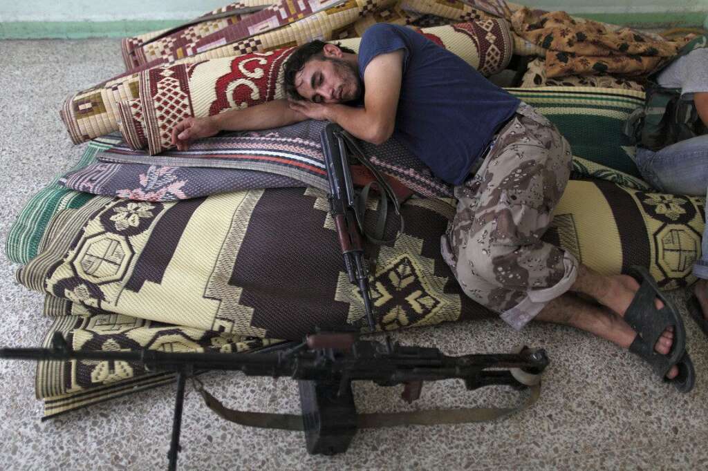 - Un combattant de l'Armée syrienne libre endormi. Alep, le 29 juillet 2012.