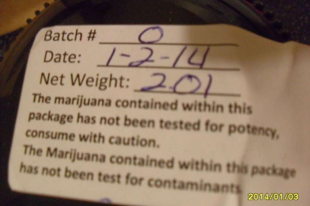 - "Un autocollant avec le numéro de lot, la date de vente, et le poids de la marijuana dans le récipient", présente le consommateur.  "Il y a aussi un avertissement expliquant que cette marijuana n'a pas été testée pour  la présence de contaminants".