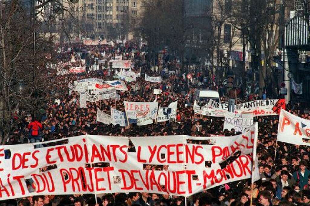 4 décembre 1986 - Entre un million d'étudiants et de lycéens selon les organisateurs et 200.000 selon la police manifestent contre le projet Devaquet.