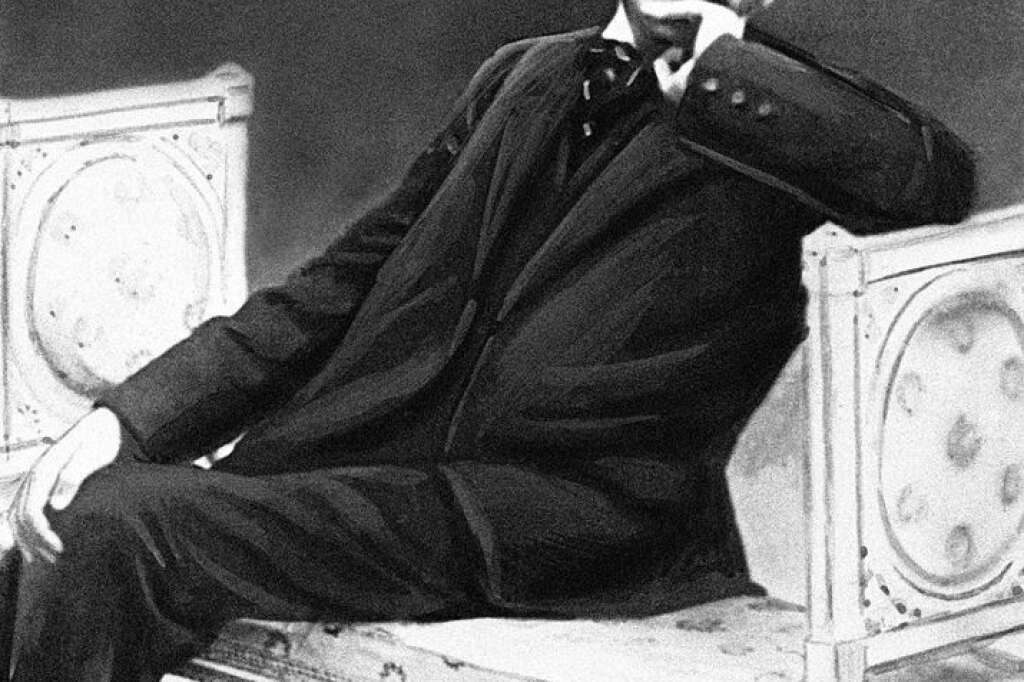 Marcel Proust (1871-1922) - La préférence de Proust pour les hommes est une des moins ignorées de l'histoire de la littérature. On connaît moins <a href="http://www.lepoint.fr/c-est-arrive-aujourd-hui/6-fevrier-1897-proust-fait-le-coup-de-feu-dans-le-bois-de-meudon-quel-homme-06-02-2012-1427774_494.php">cette anecdote</a> : quand en février 1897 Marcel Proust provoqua en duel le venimeux et féroce Jean Lorrain, critique de littérature, pour avoir évoqué son homosexualité et révélé en plein jour la relation intime qu'il entretenait avec Lucien Daudet, le fils d'Alphonse Daudet. Fort heureusement, chacun des deux rivaux tira par terre...