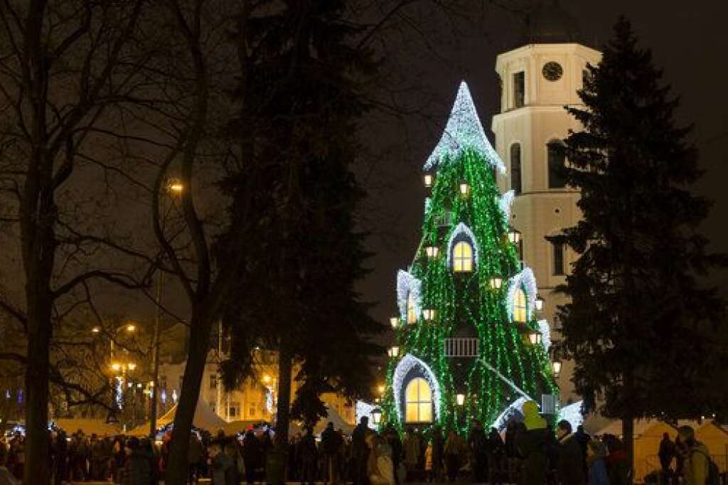 Vilnius, Lituanie - La cérémonie d'illumination du sapin au square Cathedral, devant l'église de la ville de Vilnius