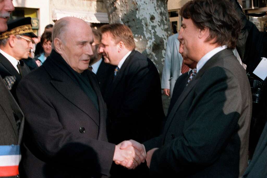 1994: la poignée de main de Mitterrand - Annien ministre, député, Bernard Tapie a "épaté" François Mitterrand qui salue son culot autant que son talent. C'est sur ses conseils qu'il présentera une liste concurrente aux européennes.