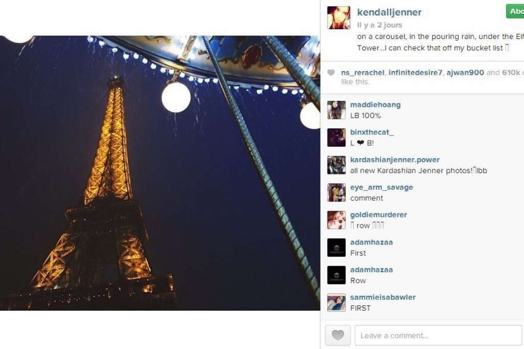 Kendall Jenner fait du manège sous la Tour Eiffel et réalise l'un de ses rêves dans la capitale -