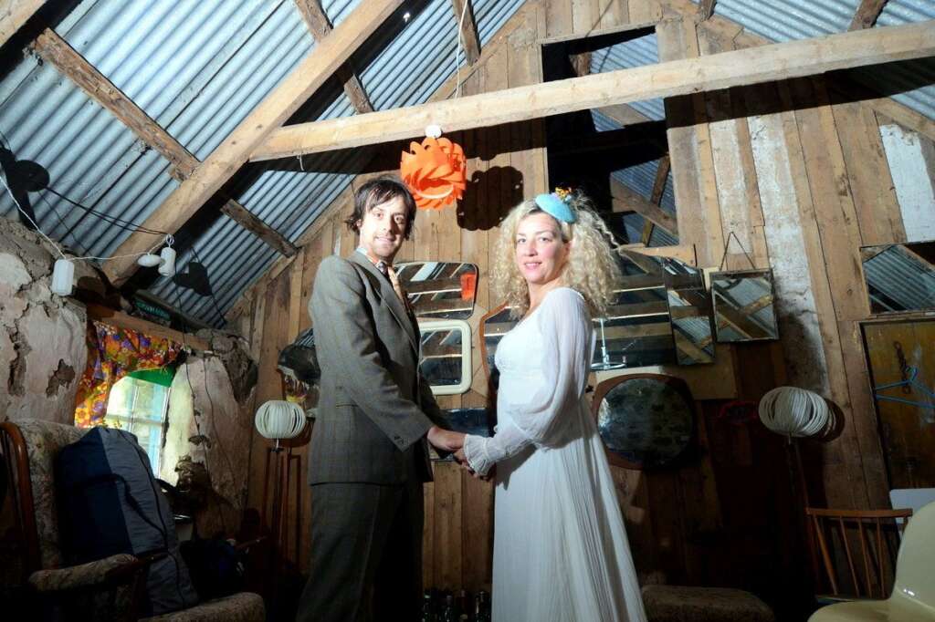 - Le mariage s'est déroulé au sein d'une grange, dans l'arrière-cour de leur idyllique maison de campagne, décorée de lampions, de fleurs et de bibelots.