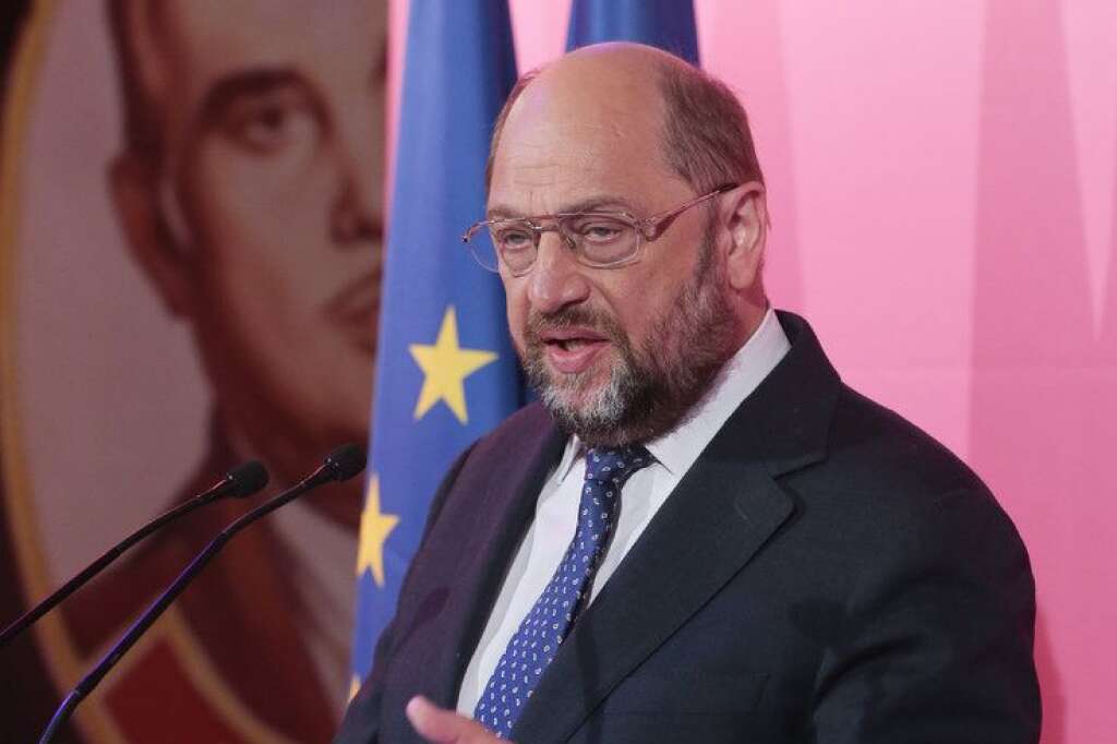Martin Schulz, le social-démocrate allemand - L'Allemand Martin Schulz, 58 ans, candidat des socialistes, fait campagne sur le volet social de son programme: création d'un salaire minimum européen proportionnel au PIB de chaque pays, lutte contre le dumping social et fiscal au sein même de l'Europe, fin des disparités salariales femme/homme...  Excellent orateur, il devra cependant démontrer face à son adversaire direct, Jean-Claude Juncker, qu'il sait également maîtriser les dossiers techniques.