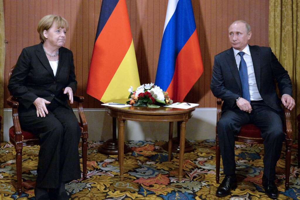 La diplomatie continue... - En marge des célébrations, Vladimir Poutine multiplie les entretiens bilatéraux. Ici avec la chancelière allemande Angela Merkel...