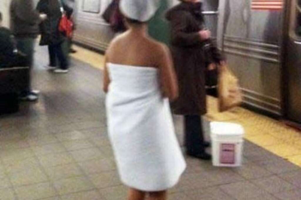 A peine sortie de la douche - Une jeune femme attend le métro sur la ligne 4 de New-York. L'histoire ne dit malheureusement pas pourquoi elle s'y est retrouvé avec cette tenue !