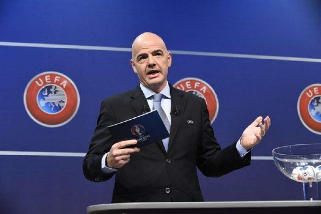 Gianni Infantino, le "plan B" de l'UEFA - Le secrétaire général de l'UEFA Gianni Infantino s'est lancé dans la course à la présidence de la Fifa, avec le soutien du comité exécutif, soit le gouvernement du foot européen, a indiqué l'UEFA quelques heures avant la clôture des candidatures.  Le N°2 de l'instance dirigeante du foot européen fait figure de "plan B" de l'UEFA au cas où Michel Platini, fragilisé par sa suspension et <a href="http://www.huffingtonpost.fr/2015/10/20/michel-platini-fifa-candidature-presidence_n_8336946.html" target="_hplink">écarté provisoirement de la course par la Fifa</a>, ne puisse se présenter.