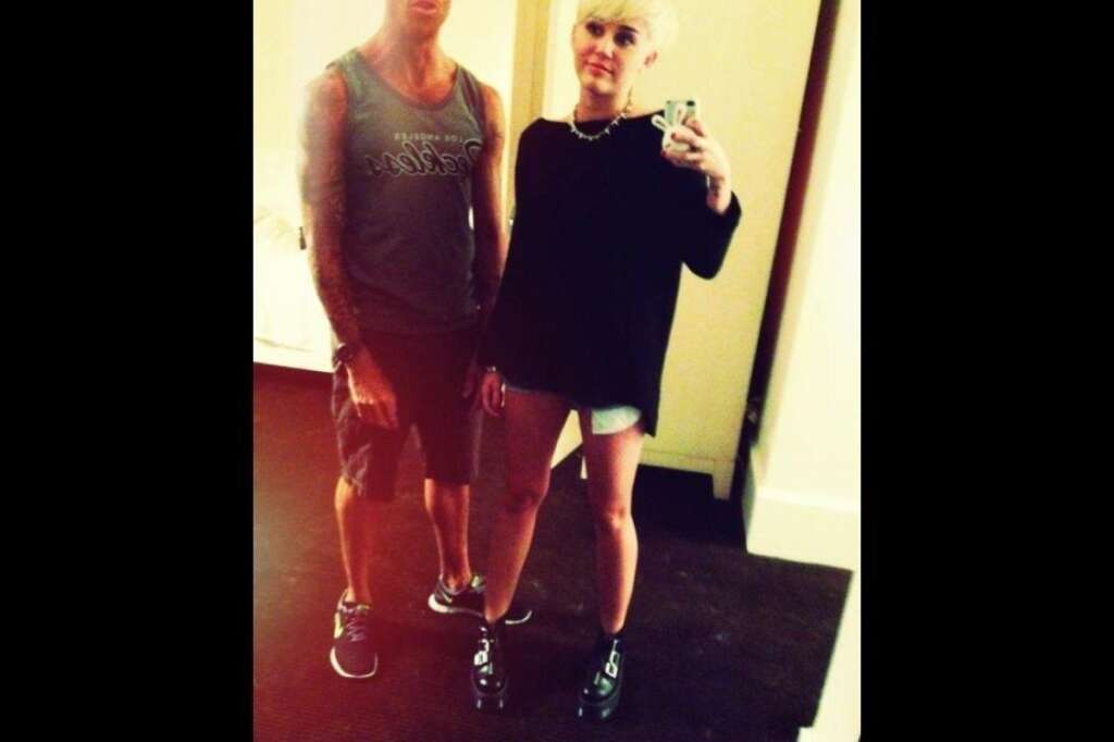 - Miley Cyrus et son coiffeur