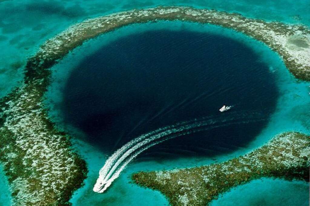 Great Blue Hole - Le Great Blue Hole (Grand trou bleu) est un cénote sous-marin situé au large de la côte du Belize en Amérique centrale. D'un diamètre de plus de 300 m et de 120 m de profondeur, ce petit atoll se trouve 80 km du continent.  Cet emplacement a été rendu célèbre par Jacques-Yves Cousteau, qui s'y est rendu en 1971, et l'a déclaré comme l'un des dix principaux emplacements de plongée dans le monde.
