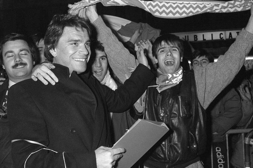 Février 1986: Tapie co-actionnaire de l'OM - L'arrivée de l'homme d'affaires va doper le club marseillais. Ce dernier entre dans son âge d'or, de la victoire en championnat jusqu'à la coupe d'Europe en 1993.