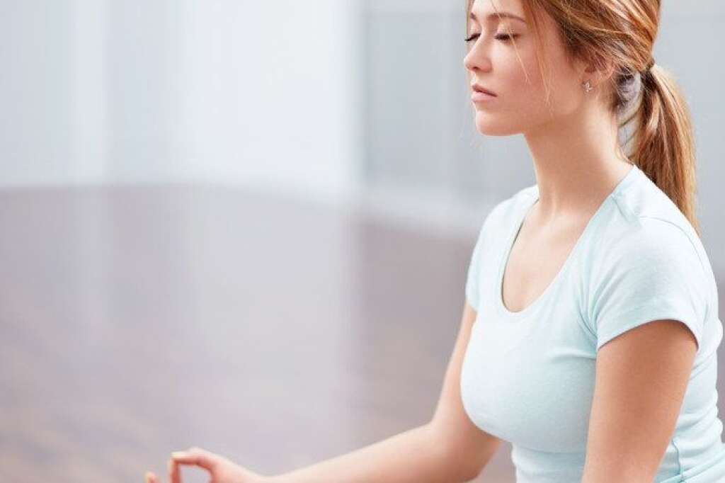 Pour retrouver l'équilibre - La pratique du yoga peut améliorer l'équilibre de personnes frappées par un AVC en leur donnant plus de confiance pour gérer leur nouveau quotidien et réduire potentiellement leurs invalidités.  Une <a href="http://healthland.time.com/2012/07/27/yoga-can-help-stroke-survivors-regain-their-balance/">étude publiée dans <em>Stroke</em>, le journal de l'American Heart Association</a>, a suivi 47 survivants d'AVC, en majorité des anciens combattants, souffrant de problèmes d'équilibres et d'invalidité partielle six mois après leur accident.  Après huit semaines de pratique du yoga, ils avaient amélioré leur équilibre de façon significative et tous déclaraient ressentir moins de peur de tomber et se sentir plus indépendants.