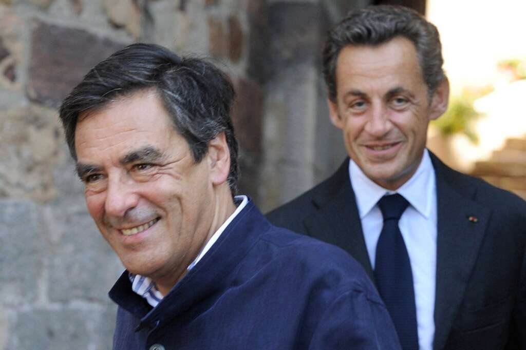 Août 2010: Fillon se démarque et s'impose - Toujours aussi populaire, particulièrement dans l'électorat de droite, le Premier ministre affiche son malaise après la droitisation entamée par le chef de l'Etat. Une popularité dont Nicolas Sarkozy prend ombrage mais dont il doit tenir compte alors que des divisions apparaissent dans la majorité.  Alors que les rumeurs de son débarquement s'accélèrent, François Fillon recadre les ministres sarkozystes, dont Brice Hortefeux et finit par s'imposer à Nicolas Sarkozy, au détriment de Jean-Louis Borloo qui quittera le gouvernement à l'automne.