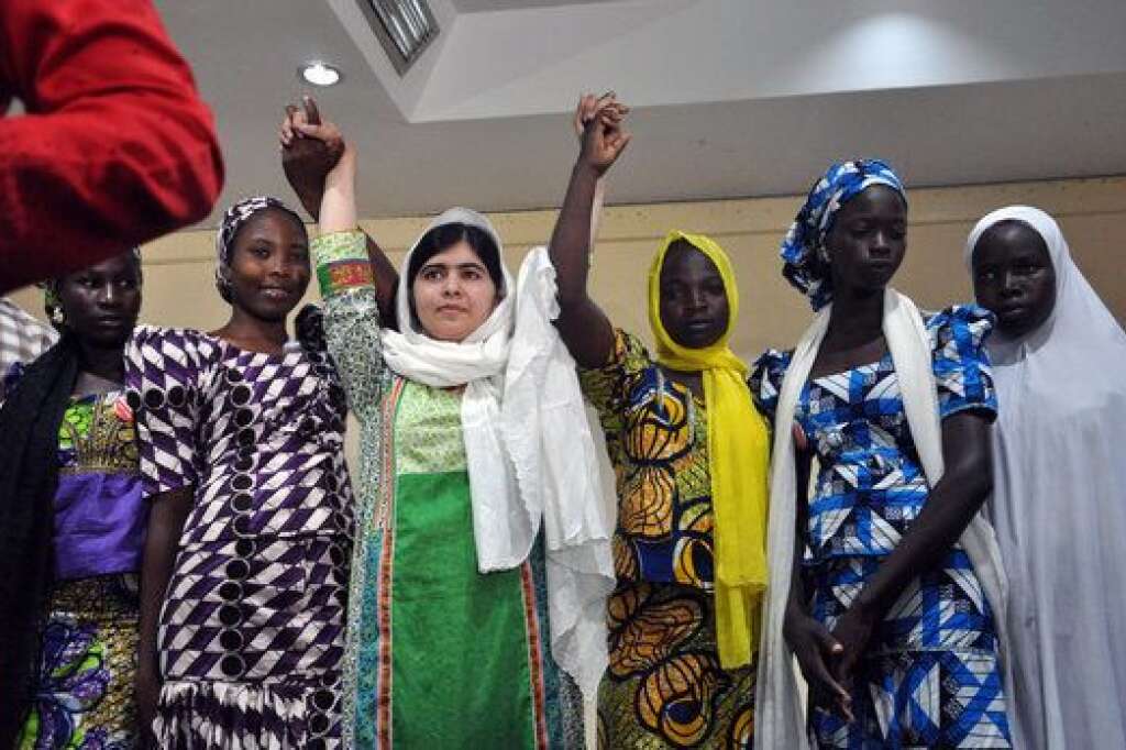 Malala médiatrice - Depuis son départ du Pakistan, elle a participé à plusieurs conférences internationales où elle a plaidé pour la paix et l'éducation des enfants, demandant aux dirigeants mondiaux "d'envoyer des livres, pas des armes!" dans les pays pauvres.