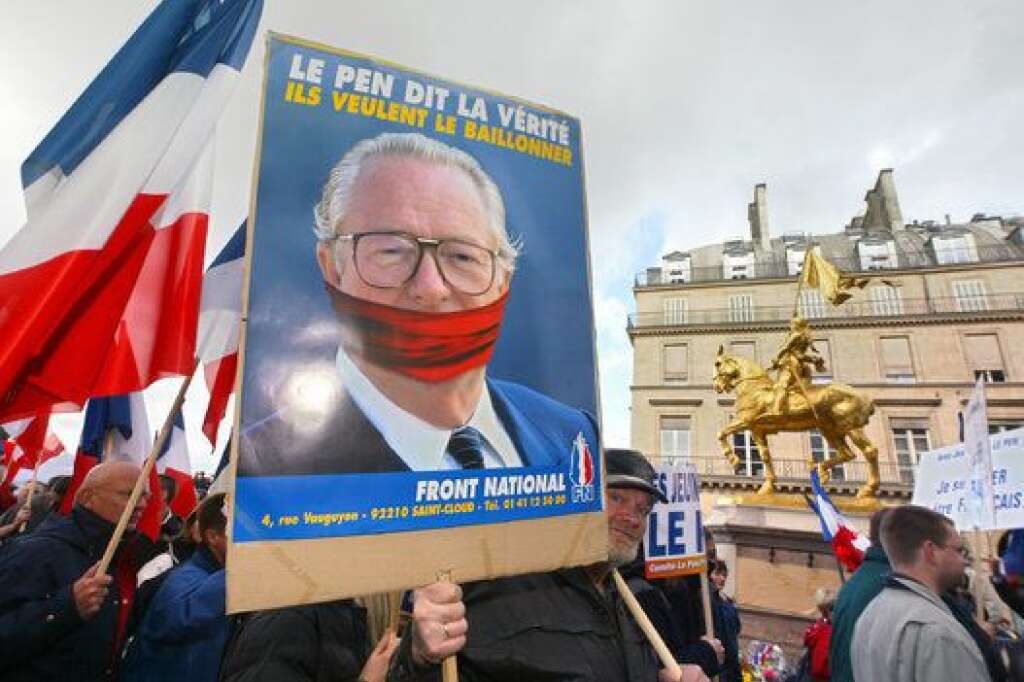 2002: Le Pen au second tour de la présidentielle - A la surprise générale, Jean-Marie Le Pen se qualifie pour le second tour de la présidentielle de 2002 en surclassant le candidat socialiste Lionel Jospin. Le 1er, ses partisans manifestent en masse pour dénoncer le fait que le président sortant Jacques Chirac refuse de débattre avec le candidat du FN. Jean-Marie Le Pen n'obtiendra que 17,79% des voix au soir du second tour.