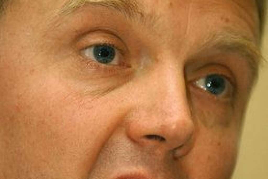 23 novembre 2006 - Alexandre Litvinenko - Le transfuge Alexandre Litvinenko, 43 ans, ex-espion russe collaborant avec le MI6 britannique, meurt à Londres empoisonné au polonium après avoir pris le thé avec les hommes d'affaires et ex-agents du KGB Dmitri Kovtoun et Andreï Lougovoï.