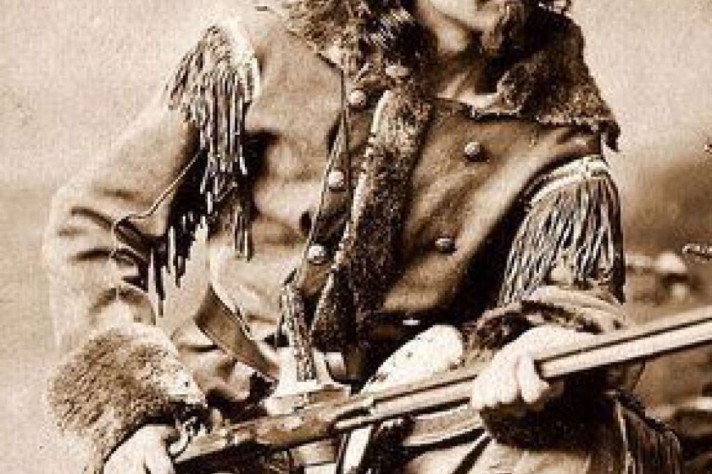 William Cody - Le Wild West Show de Buffalo Bill à l'origine du spectacle de masse? C'est le parallèle que dresse Éric Vuillard dans <em>Tristesse de la terre</em> et son Ouest plus si sauvage. L'auteur y évoque la disparition des derniers indiens d'Amérique et la vie "romancée" de William Cody, chasseur de bisons jouant son propre rôle à Broadway avant de devenir directeur de troupe.