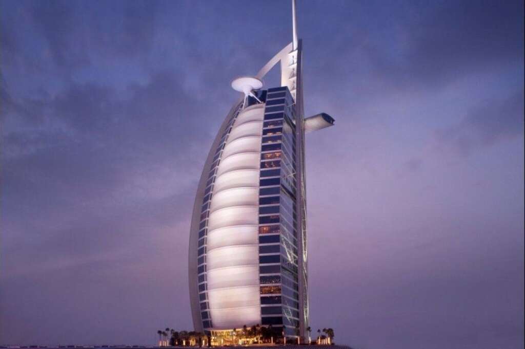 Burj Al Arab (Dubai, Emirats Arabes Unis) - <a href="http://www.trivago.com/?aDateRange%5Barr%5D=2013-06-30&aDateRange%5Bdep%5D=2013-07-01&iRoomType=7&iViewType=0&iGeoDistanceItem=8916&iPathId=549&">5. Burj Al Arab, Dubai</a>  Le Burj Al Arab est le quatrième plus grand hôtel au monde (à 1053 mètres d'altitude). Il se distingue par sa forme de voilier qui se dessine sur l'horizon, au large des plages de sable blanc de Jumeirah. L'hôtel a la réputation d'être le plus luxueux au monde. Un service d'enregistrement est disponible à chaque étage, le service assuré 24 heures sur 24 et toute une flotte de Rolls Royce est à disposition de la clientèle VIP. Les clients sont accueillis dans un hall orné d'or, avec eau de rose, dates et café. Autres records: l'hôtel possède le plus grand atrium au monde, ainsi qu'un aquarium contenant 4000 poissons.  <em> (Photo Source: Burj Al Arab)</em>  <a href="http://www.trivago.com/?aDateRange%5Barr%5D=2013-06-30&aDateRange%5Bdep%5D=2013-07-01&iRoomType=7&iViewType=0&iGeoDistanceItem=8916&iPathId=549&">Voir plus de photos du Burj Al Arab>></a>
