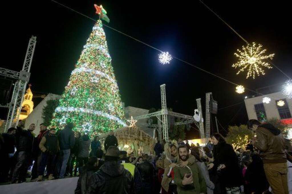 Bethléhem, Bande Est - Les Palestiniens chrétiens attendent l'illumination de l'arbre de Noël dans le parc Manger, à l'extérieur de l'église de la Nativité dans la bande Est de Bethléem. Le réveillon de Noël est un événement majeur dans la ville biblique, mais la maire Vera Baboun a expliqué que seul le parc Manger serait décoré cette année. L'esprit de Noël semble lointain, après les semaines de violences entre Israéliens et Palestinien.