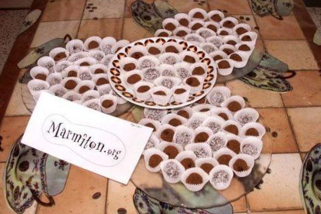 Truffes au chocolat - <a href="http://www.marmiton.org/recettes/recette_truffes-au-chocolat_15660.aspx">Détail de la recette sur Marmiton.</a>