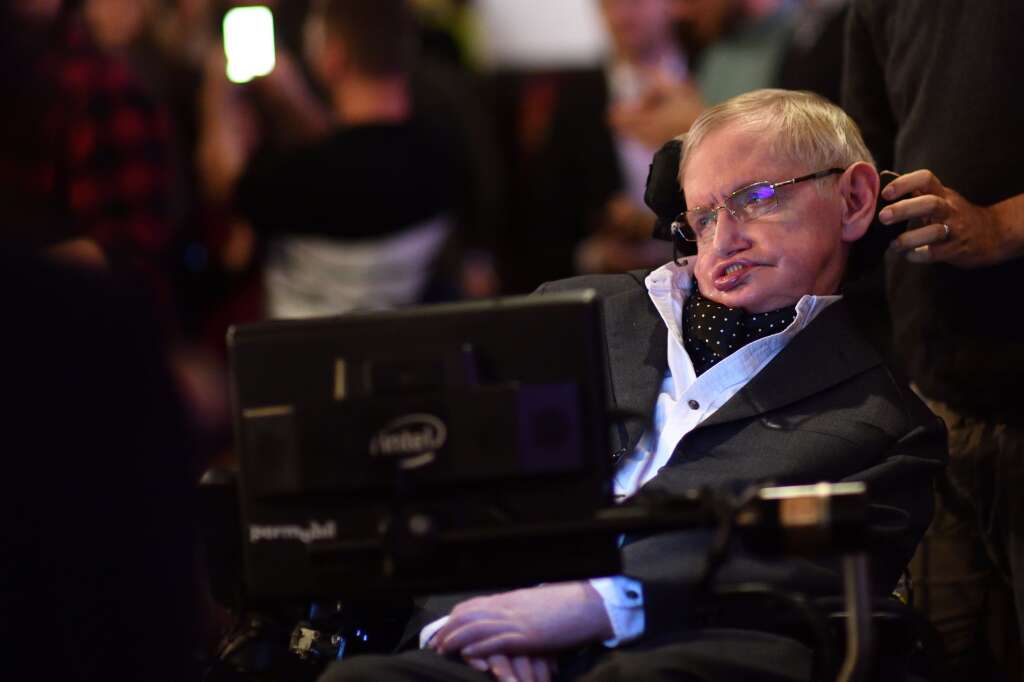 14 Mars - Stephen Hawking - <p>L'astrophysicien britannique Stephen Hawking, devenu une célébrité pour ses travaux sur l'Univers qu'il scrutait depuis son fauteuil roulant, est mort à l'âge de 76 ans à Cambridge suscitant un hommage unanime à travers le monde.</p>  <p>Chercheur reconnu notamment pour ses découvertes sur les trous noirs, il était devenu une icône après la publication, en 1988, d'"Une brève histoire du temps", un ouvrage de vulgarisation scientifique.</p>