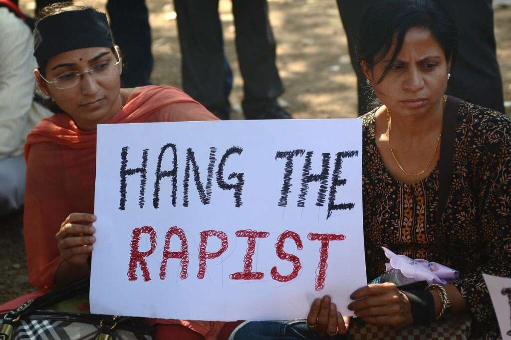 "Pendez le violeur" - De nombreux manifestants appelaient les autorités à pendre le violeur, comme le montre ce panneau "Hang the rapist" ("Pendez-le violeur").