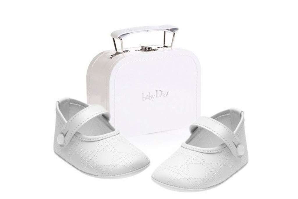 Un kit Baby Dior - La boutique <em>Bel Bambini</em> de Beverly Hills a envoyé un kit pour bébé au couple royal. Il contient notamment un set Fendi à 265 dollars, une poussette Bugaboo à 978 dollars et des bottines Dior à 275 dollars.
