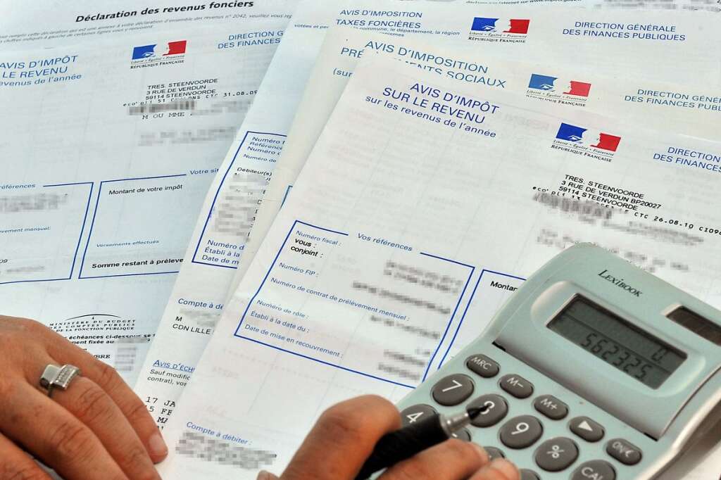 L'Impôt sur le revenu (IR): 59,5 milliards € - L'impôt sur le revenu, qui touche près d'un Français sur deux, a rapporté 8 milliards de plus en 2012 que l'année précédente mais rembourse à peine les intérêts de la dette. Les 1% des ménages les plus aisés paieraient 37% des recettes globales de l'IR.