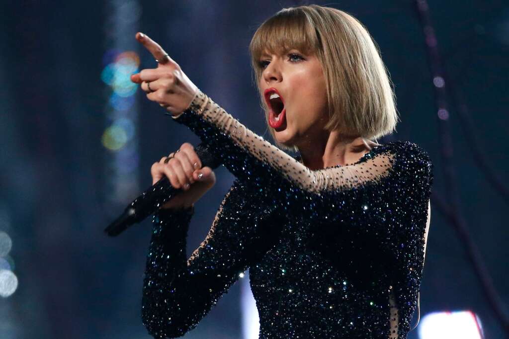 Taylor Swift - Taylor Swift se classe troisième du classement des chanteuses les mieux payées de l'année avec 44 millions de dollars -soit 37,5 millions d'euros- de revenus. Dans le classement de l'année dernière, elle était la chanteuse la mieux payée au monde avec près de 170 millions de dollars -soit 144,9 millions d'euros- de revenus.