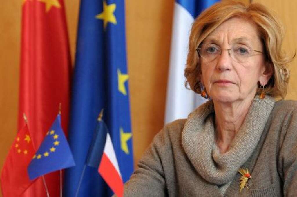 6 août - Nicole Bricq - <p>La sénatrice La République en marche de Seine-et-Marne et ex-ministre de <a href="http://www.huffingtonpost.fr/news/Francois-Hollande/" target="_blank">François Hollande</a> est morte à l'âge de 70 ans après une chute accidentelle dans un escalier.</p>  <p>Spécialiste des questions économiques, dotée d'une forte personnalité, elle était devenue en 2011 rapporteure générale du Budget au Sénat, première femme à occuper ce poste.</p>  <p><strong>» Lire notre article complet en cliquant <a href="http://www.huffingtonpost.fr/2017/08/06/mort-de-nicole-bricq-lancienne-ministre-est-decedee-a-70-ans_a_23067371/">ici</a></strong></p>